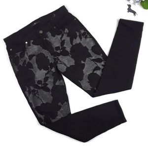 7 For All Mankind black floral detail skinny.Sz 30